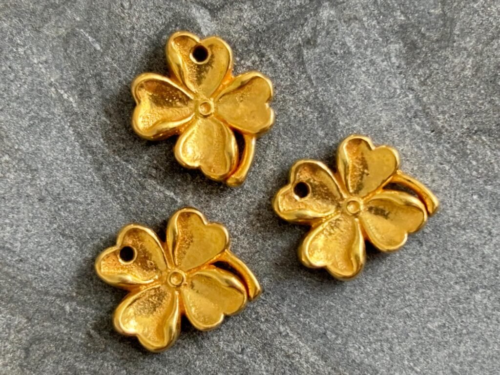 Gold vermeil nature clover charm 15.7×13.65×2.7 mm